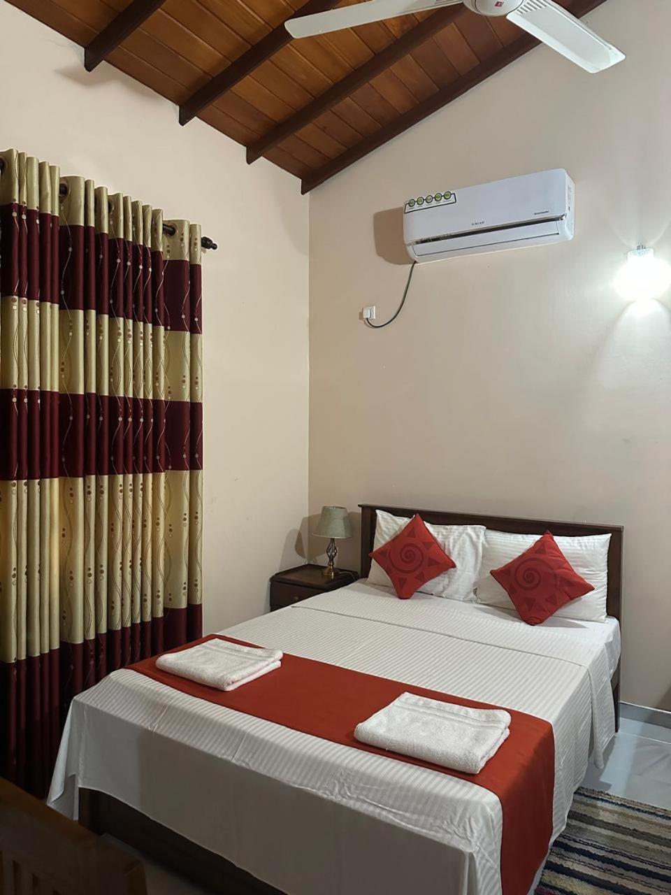 Lahiru Airport Villa Andiambalama Экстерьер фото