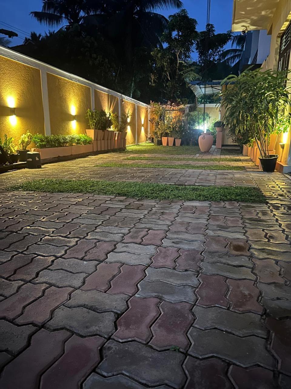 Lahiru Airport Villa Andiambalama Экстерьер фото