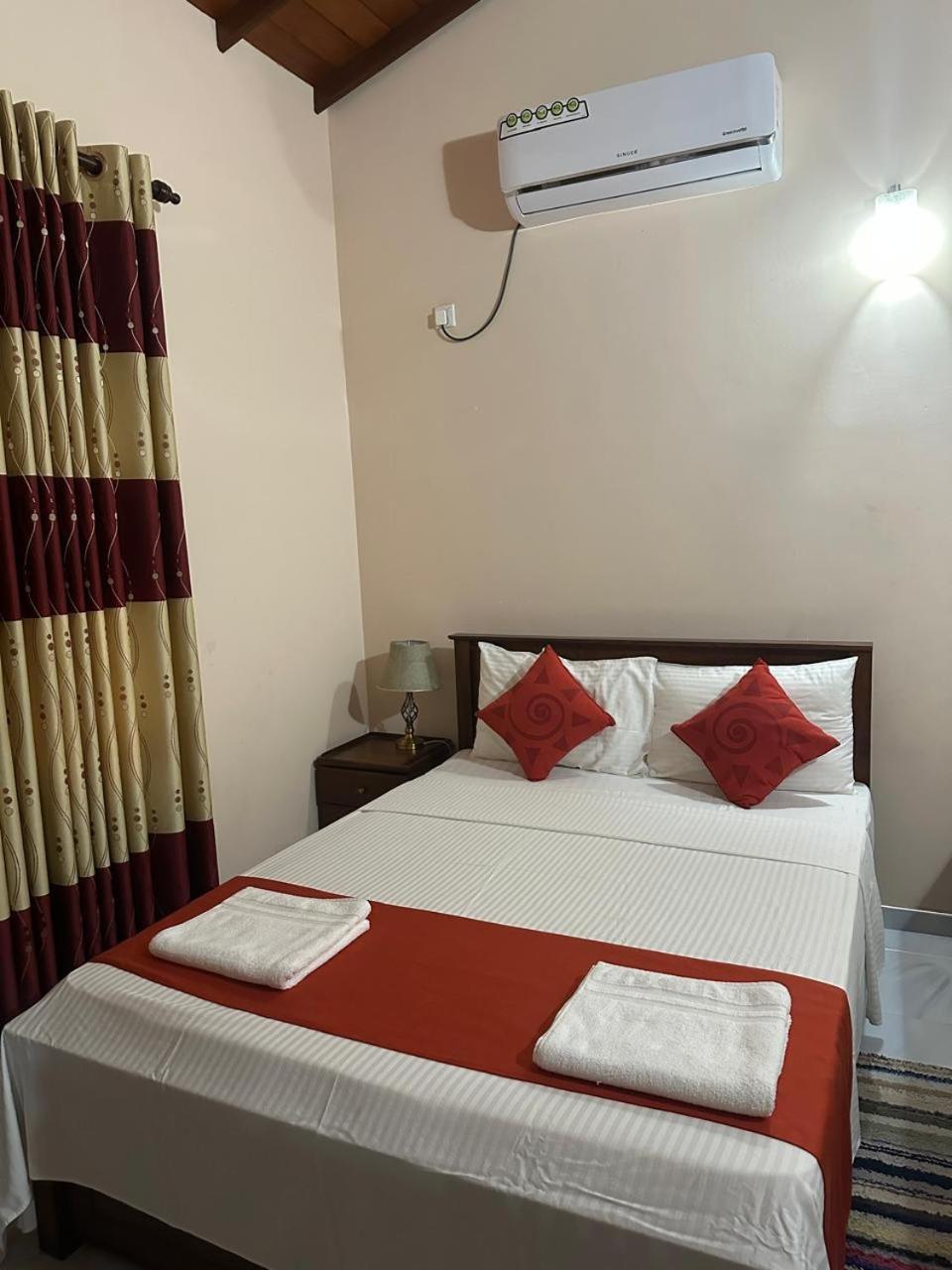 Lahiru Airport Villa Andiambalama Экстерьер фото