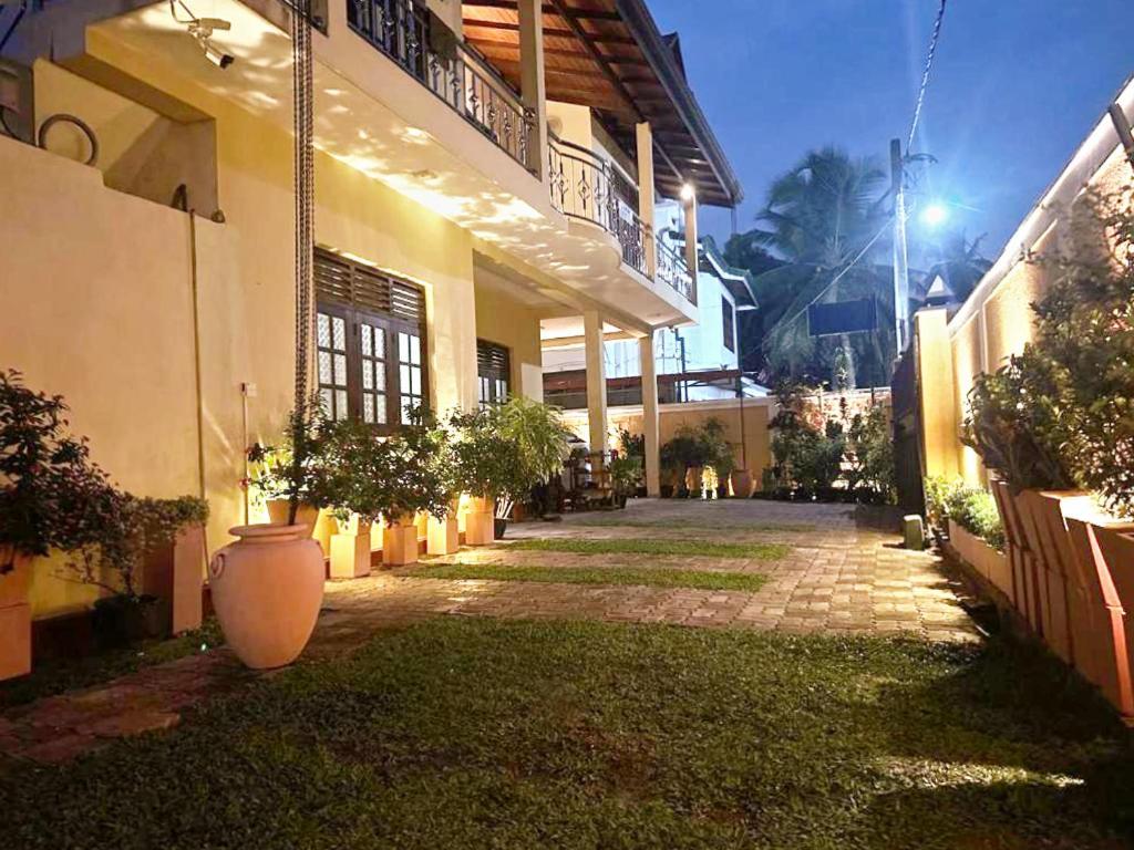 Lahiru Airport Villa Andiambalama Экстерьер фото