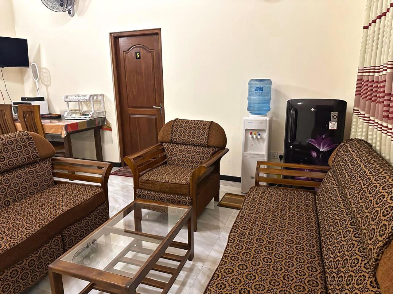 Lahiru Airport Villa Andiambalama Экстерьер фото