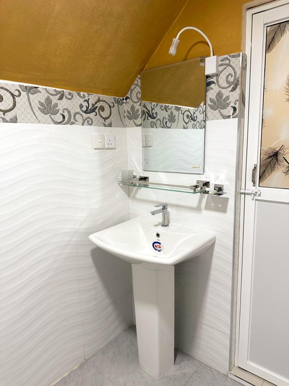 Lahiru Airport Villa Andiambalama Экстерьер фото